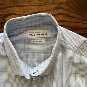 Mizzen and Main Window Pane Button Down